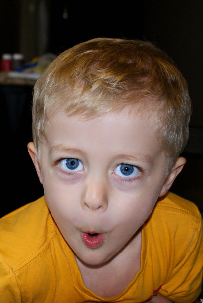 做鬼脸的男孩图片下载