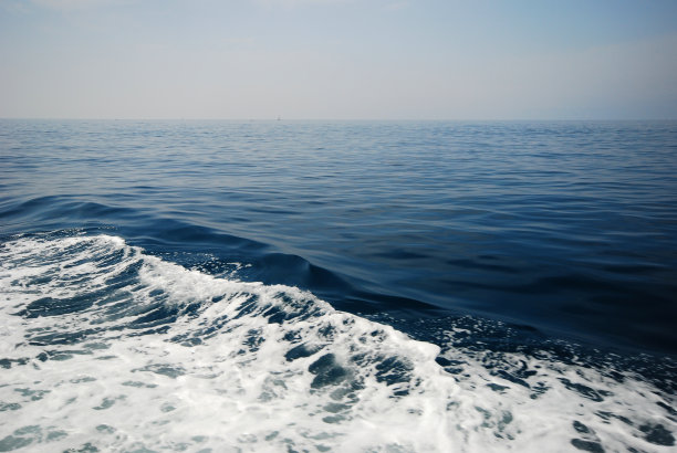 地中海渡船上的水发出泡沫图片下载