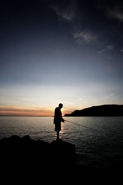 钓鱼在日落时分图片下载