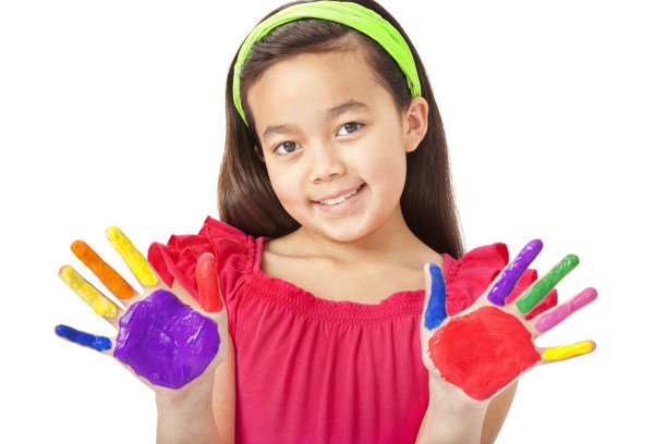 画着双手的快乐小女孩图片下载