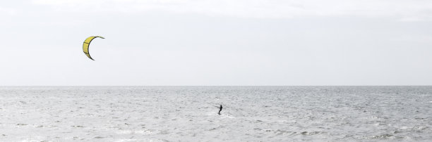 风筝在银色的海面上冲浪图片下载