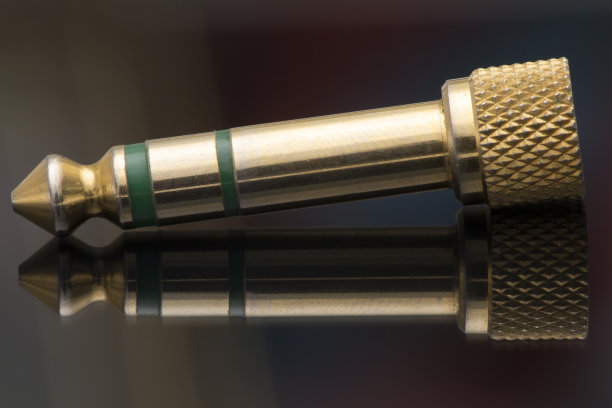 一个金色3.5毫米立体声插孔图片下载