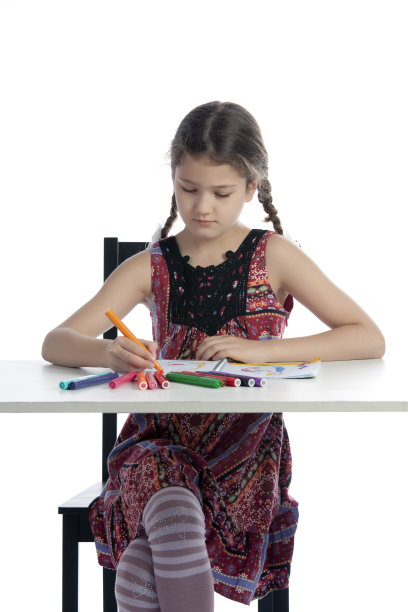 女孩在桌前用毛毡笔画画图片下载