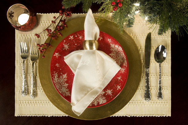 美丽的圣诞假期餐桌设置与白色餐巾图片下载