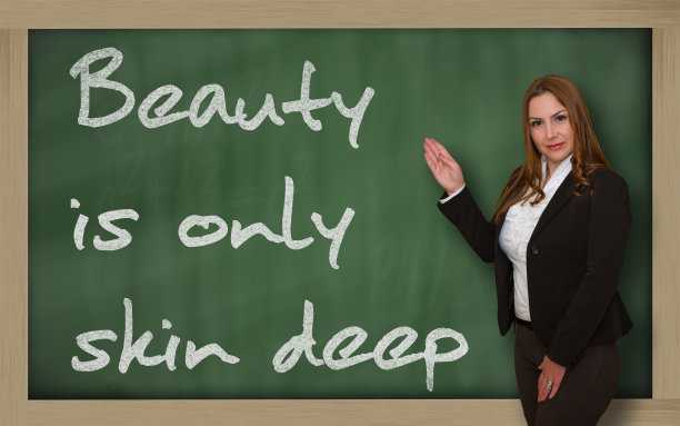 老师在黑板上展示的美只是一张皮肤图片下载