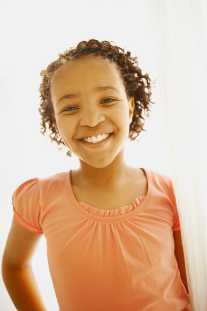 一个微笑的年轻女孩的肖像图片下载