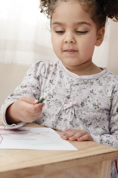 孩子正在画画图片下载