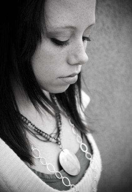 少年在黑与白图片下载