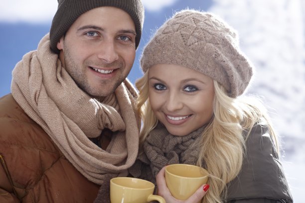 幸福的夫妇在冬天的户外喝茶图片下载