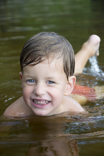 男孩躺在水里图片下载