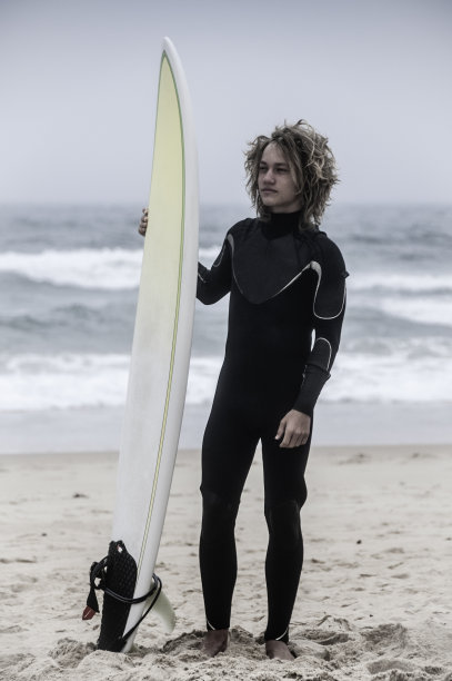 沙滩上的年轻冲浪者图片下载