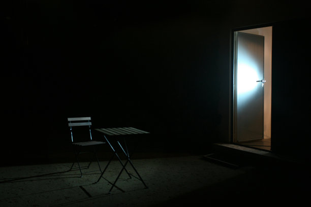 通向新现实的大门图片下载