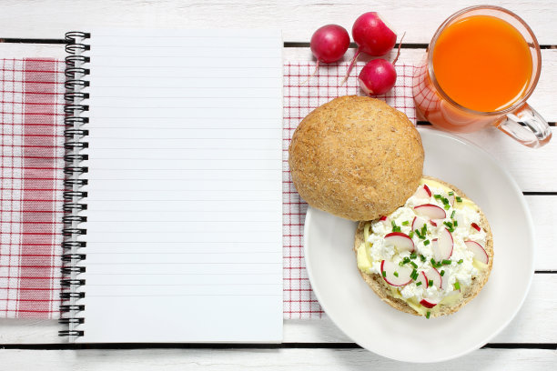 笔记本，芝士面包卷，果汁和小萝卜图片下载