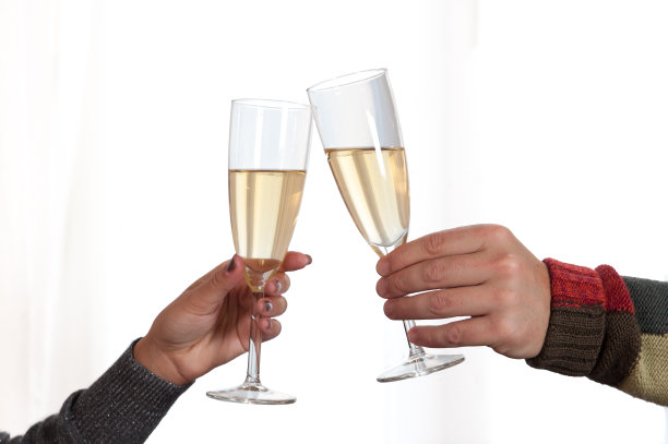 男人和女人用香槟杯敬酒图片下载