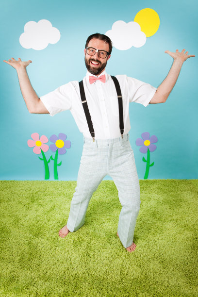 在异想天开的户外环境中摆姿势的快乐的书呆子图片下载