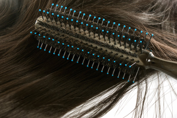 圆刷和头发在白色的背景。图片下载