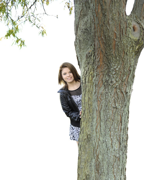 青少年环顾树的四周图片下载