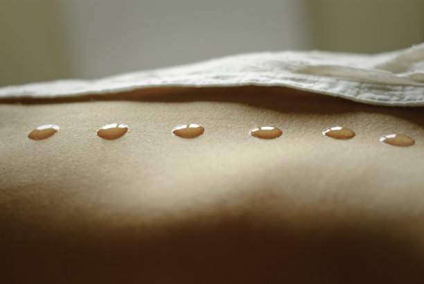 水滴在女人的肚子上图片下载