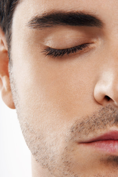 闭着眼睛冥想的人图片下载