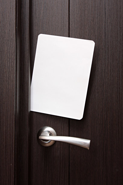 空白纸写嵌在木门的缝隙下。图片下载