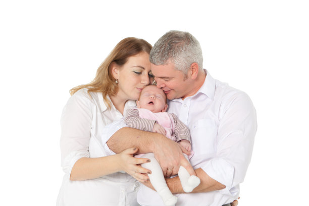 父母亲吻熟睡的宝宝图片下载