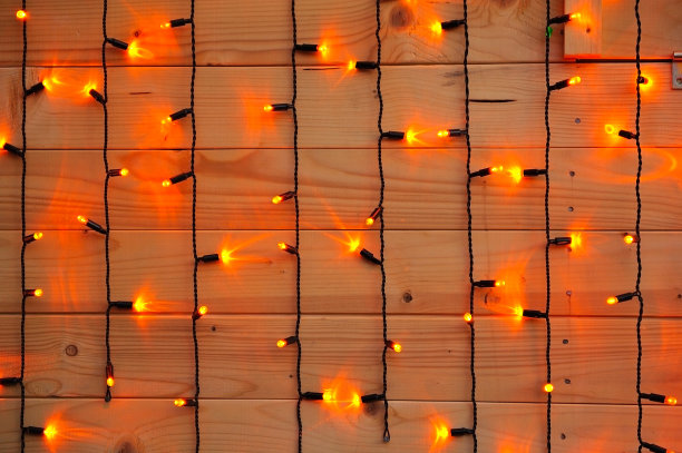 圣诞灯挂在木板墙上。图片下载