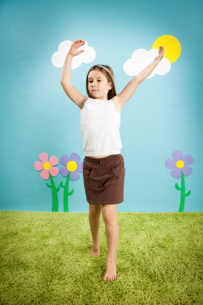 年轻女孩在异想天开的户外世界跳舞图片下载