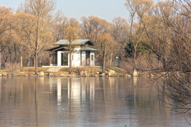 凉亭和冰湖图片下载