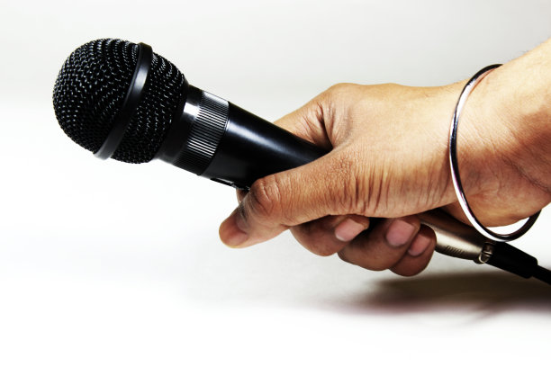手里拿着麦克风图片下载