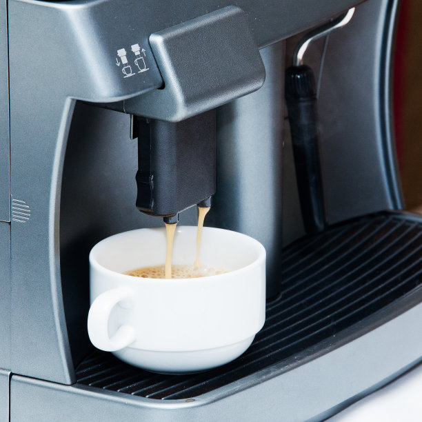 在他的咖啡店里准备浓咖啡;特写镜头图片下载