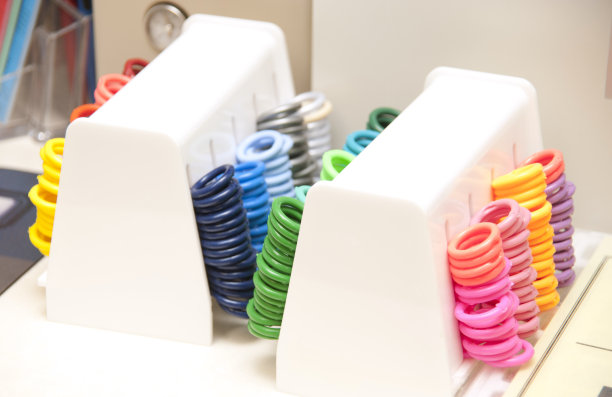 彩色的牙齿矫正医师的设备图片下载