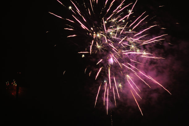 黑夜里的烟火图片下载
