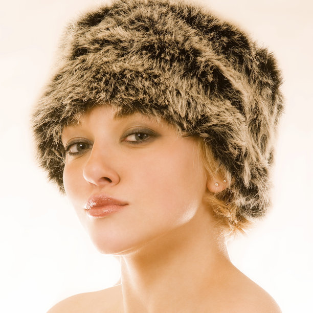 戴皮帽的年轻女子图片下载
