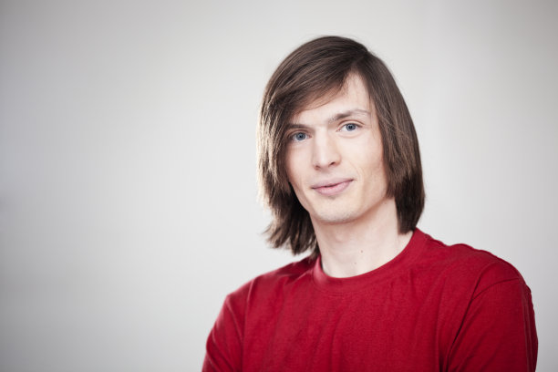 漂亮的年轻人面部肖像与复制空间。图片下载