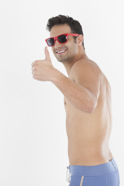 男人竖起大拇指图片下载