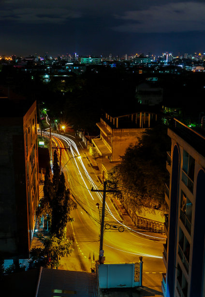 夜晚的公路与灯光小径图片下载