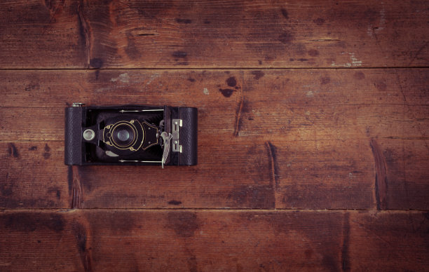 老式复古相机上的老式木板抽象背景图片下载