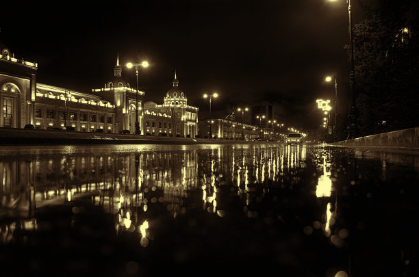 在巴库市的雨夜，汽车的前灯透过薄雾闪闪发光。从层次上近看分界线，选择性聚焦图片下载