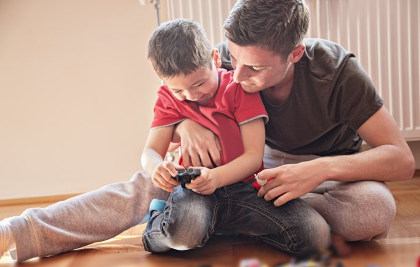 兄弟们在玩汽车玩具图片下载