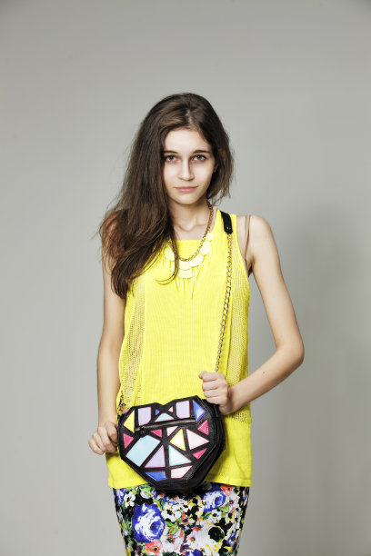 年轻时尚的女孩图片下载