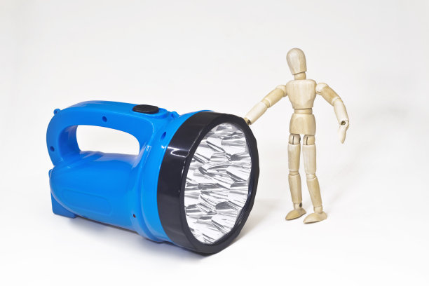 电动LED手电筒和木制人体模型图片下载
