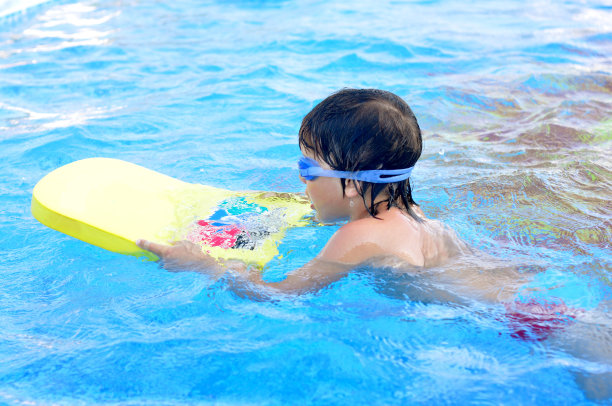 学游泳的男孩图片下载