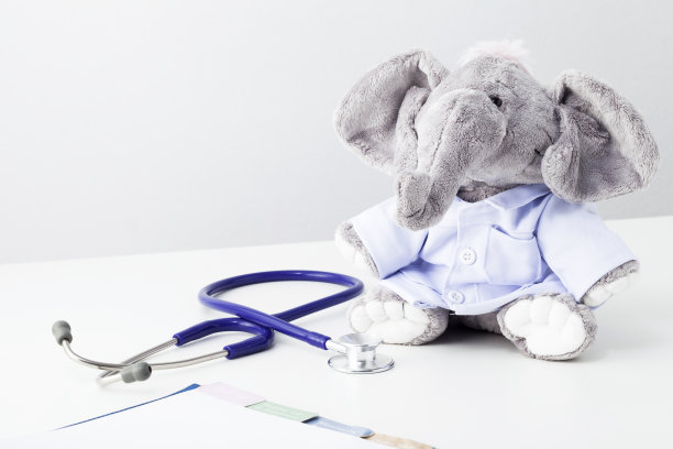 医疗理念，桌上的大象医生娃娃图片下载