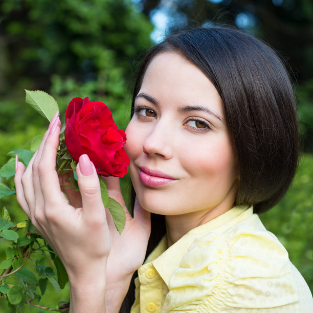 花园里有一朵红玫瑰的女人肖像图片下载