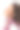 戴着粉色围巾的漂亮年轻女子。图片下载