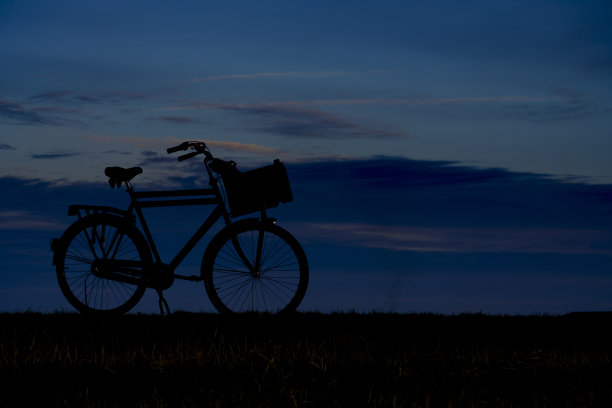 蓝色小时的自行车剪影图片下载