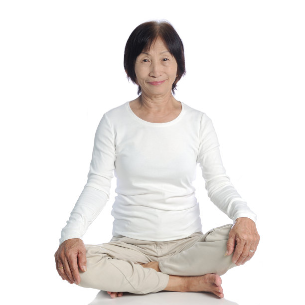 资深亚洲妇女做禅修佛教实践图片下载