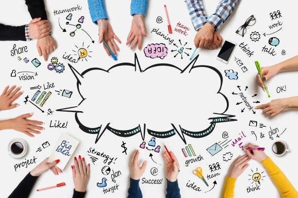 商务人员小组在一张桌子上工作图片下载