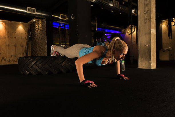 运动女子训练轮胎图片下载