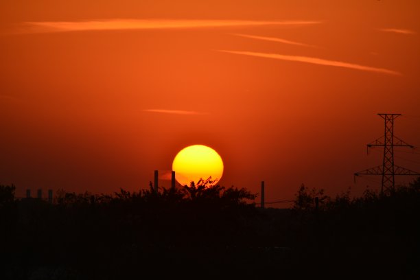 日出时，太阳的形状在红色的天空中呈明亮的黄色图片下载